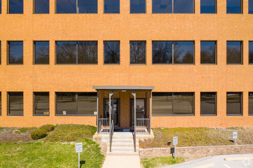 13537 Barrett Parkway Dr, Ballwin, MO for lease - Building Photo - Image 3 of 5