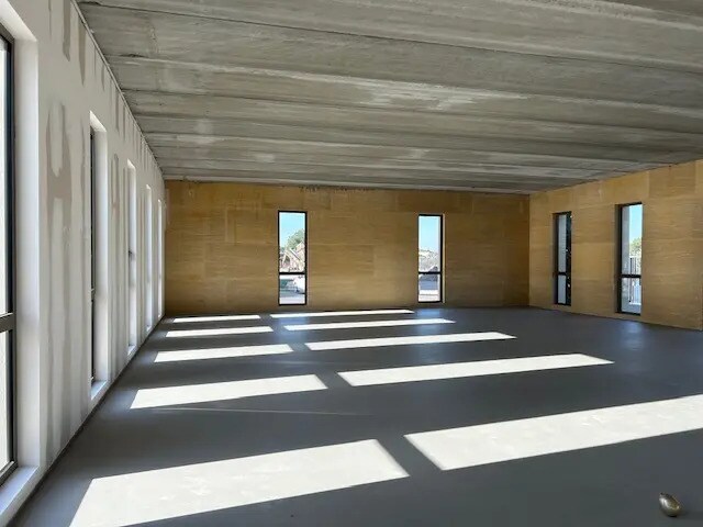 Bureau dans Lançon-Provence à louer - Photo du bâtiment - Image 2 de 8