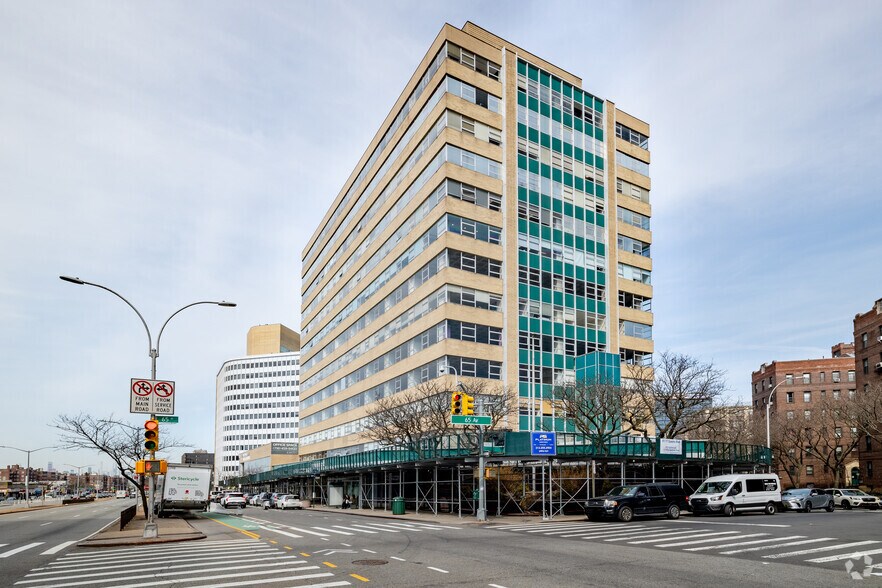 97-77 Queens Blvd, Rego Park, NY à louer - Photo du bâtiment - Image 3 de 13