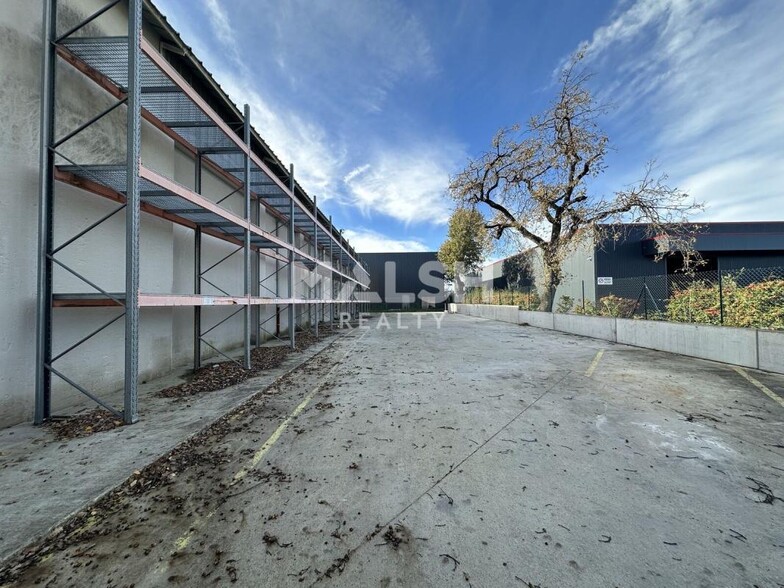 Flex in Chassieu for lease - Building Photo - Image 1 of 8