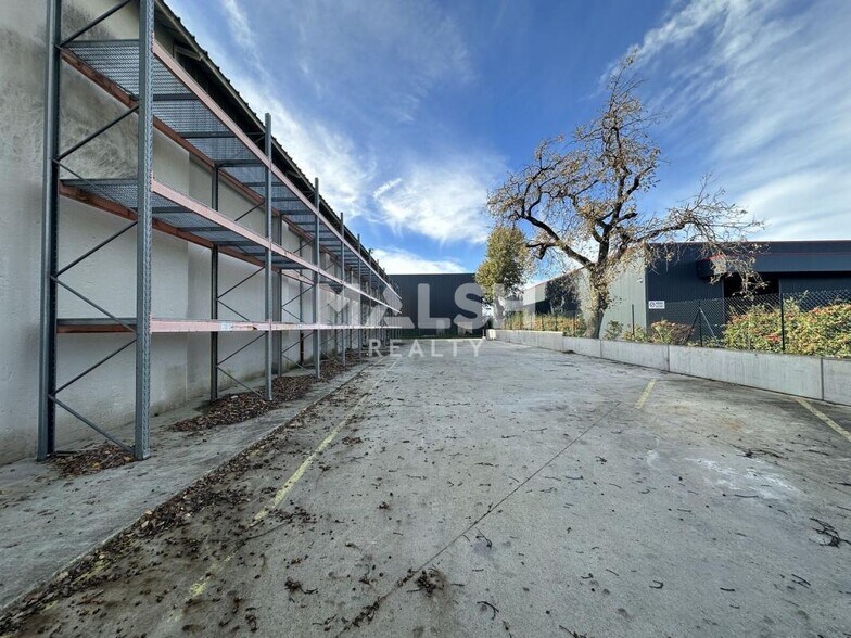 Flex dans Chassieu à louer - Photo du bâtiment - Image 1 de 8
