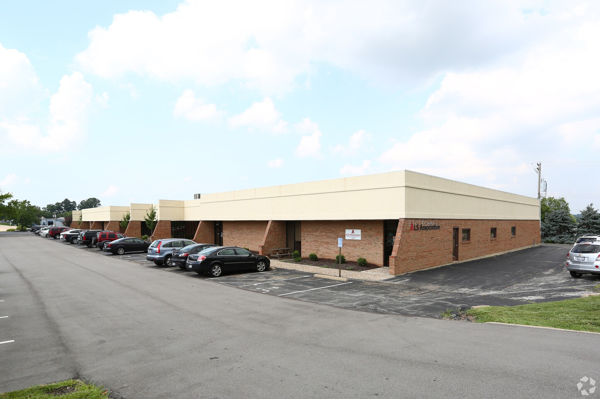 2258-2294 Weldon Pky, Saint Louis, MO à vendre Photo du bâtiment- Image 1 de 4