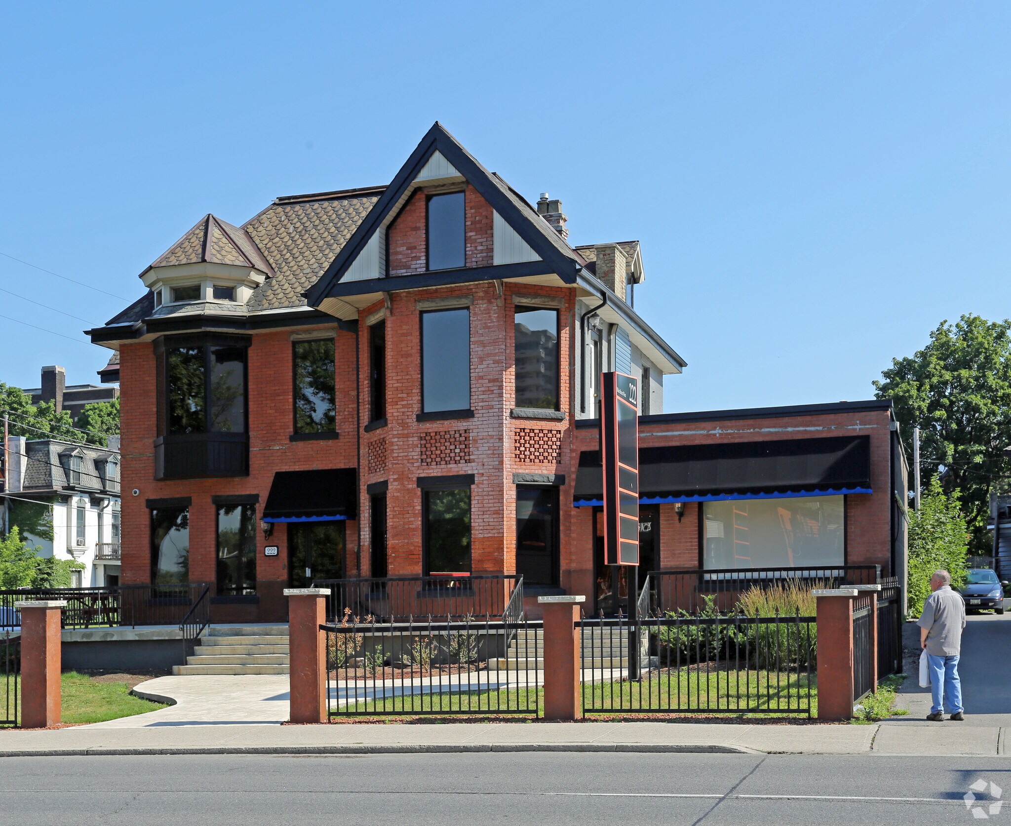 222 Main St W, Hamilton, ON for sale Primary Photo- Image 1 of 1