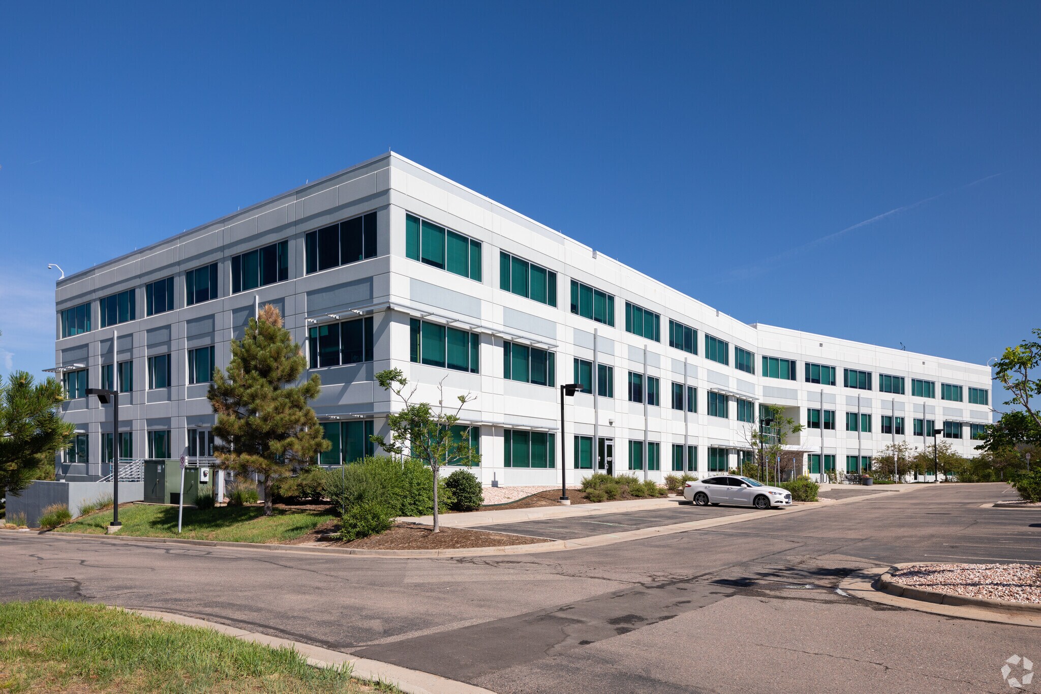 349 Inverness Dr S, Englewood, CO à louer Photo du bâtiment- Image 1 de 13