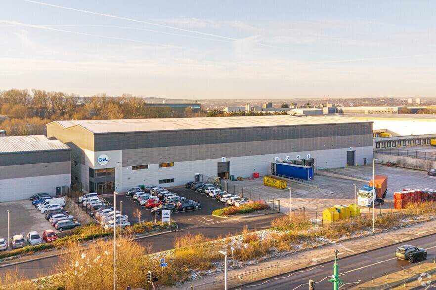 Pontefract Ln, Leeds à louer - Photo principale - Image 1 de 11