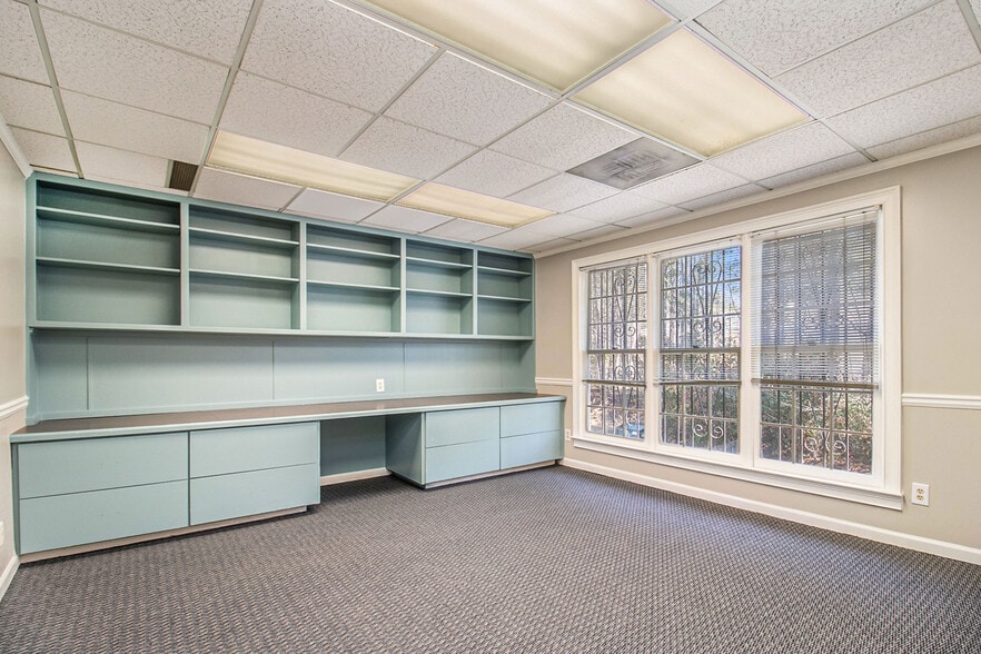 655 Village Square Dr, Stone Mountain, GA for lease - Interior Photo - Image 3 of 33