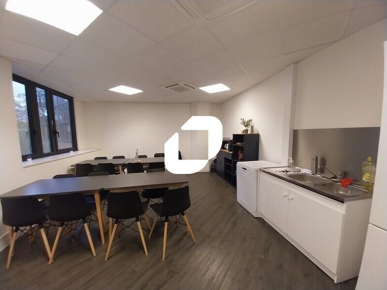 12 Rue Du Fort De Saint-Cyr, Montigny-le-Bretonneux for lease - Interior Photo - Image 2 of 7