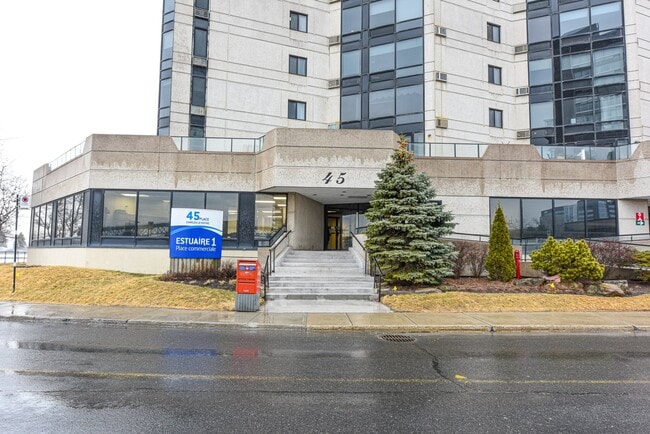 Plus de détails pour 45-51 Pl Charles-Le Moyne, Longueuil, QC - Bureau à vendre