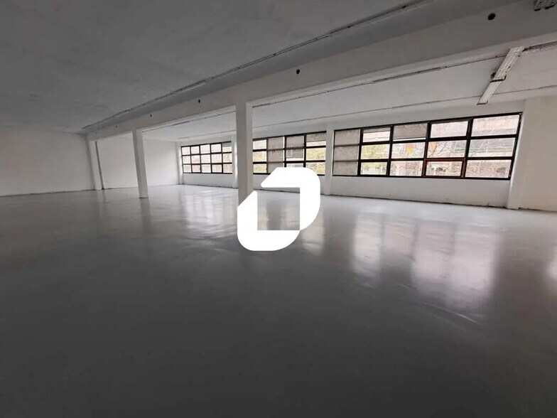 Flex in Bagnolet for lease - Interior Photo - Image 2 of 8