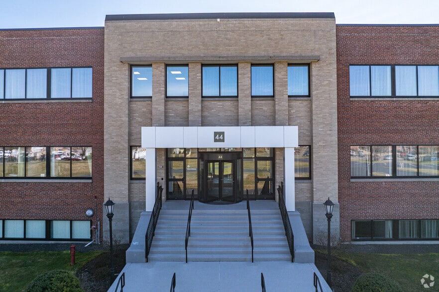 44 Shelter Rock Rd, Danbury, CT à louer - Photo du bâtiment - Image 3 de 11