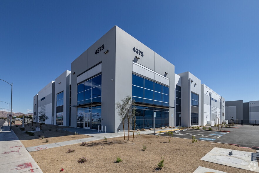 4375 E Cheyenne Ave, Las Vegas, NV for sale - Primary Photo - Image 1 of 7
