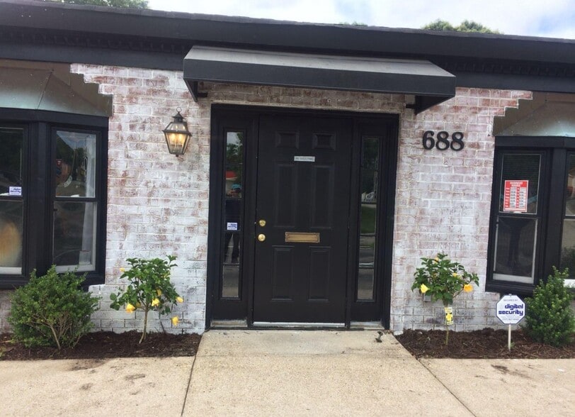 688 J Clyde Morris Blvd, Newport News, VA for sale - Building Photo - Image 1 of 4