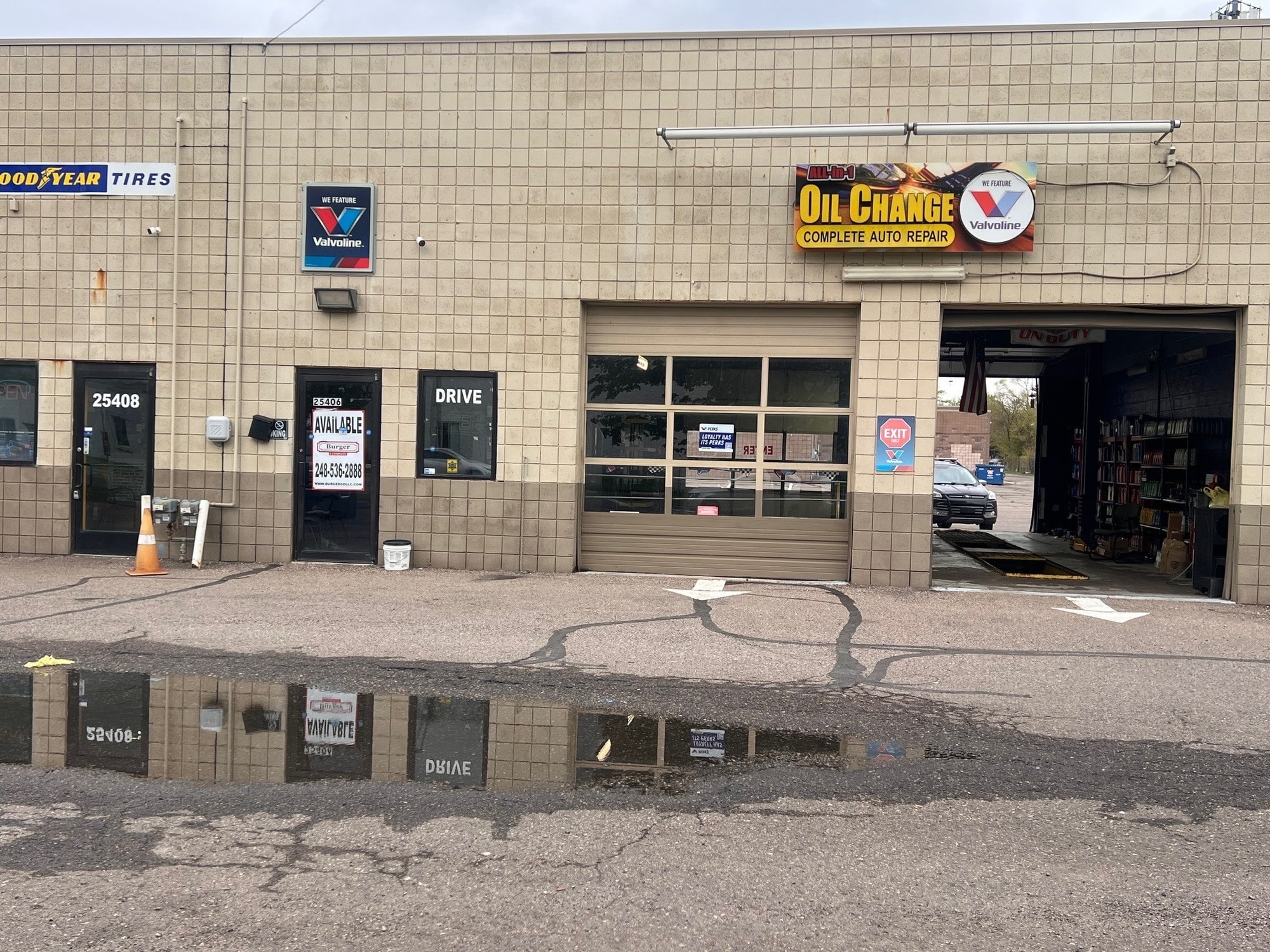 25406 W 7 Mile Rd, Redford Township, MI for lease Building Photo- Image 1 of 12
