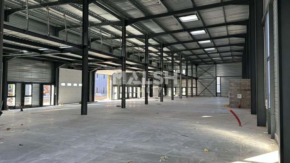 Flex in Bourgoin-Jallieu for lease - Interior Photo - Image 2 of 5