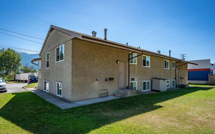 2250 6th Av, Castlegar, BC à vendre - Photo du bâtiment - Image 3 de 6