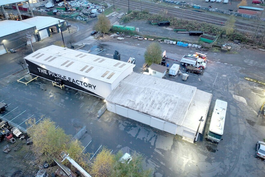 866-900 N Columbia Blvd, Portland, OR à vendre - Photo du bâtiment - Image 2 de 3