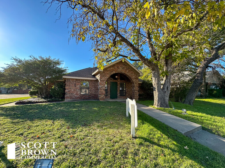 1005 N Elm St, Denton, TX for lease - Building Photo - Image 2 of 20