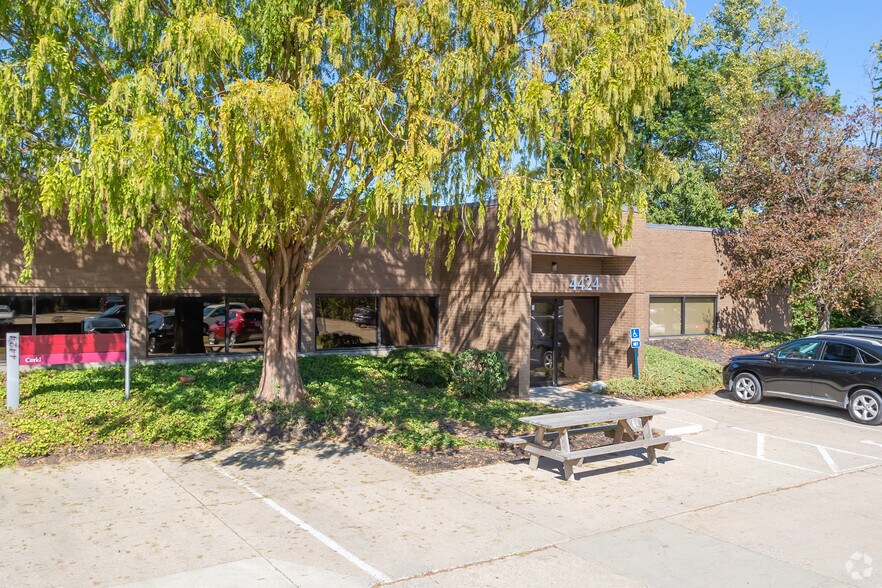 4440-4444 Carver Woods Dr, Blue Ash, OH for sale - Building Photo - Image 3 of 4
