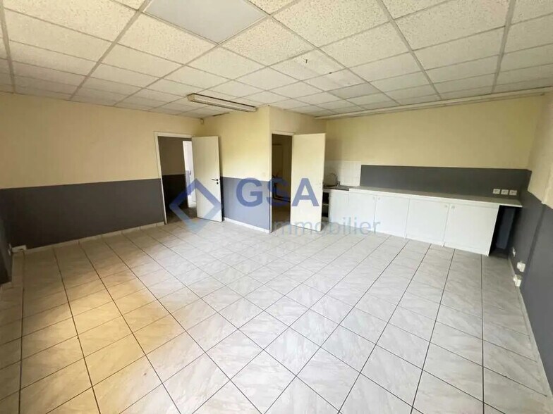 Bureau dans Saint-Pierre-du-Perray à louer - Photo du bâtiment - Image 2 de 11