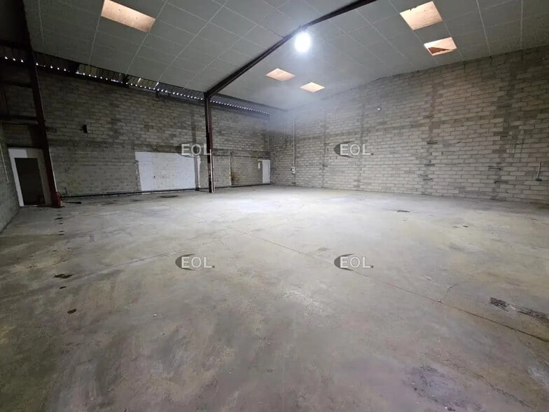 Flex in Crosne for lease - Building Photo - Image 2 of 4