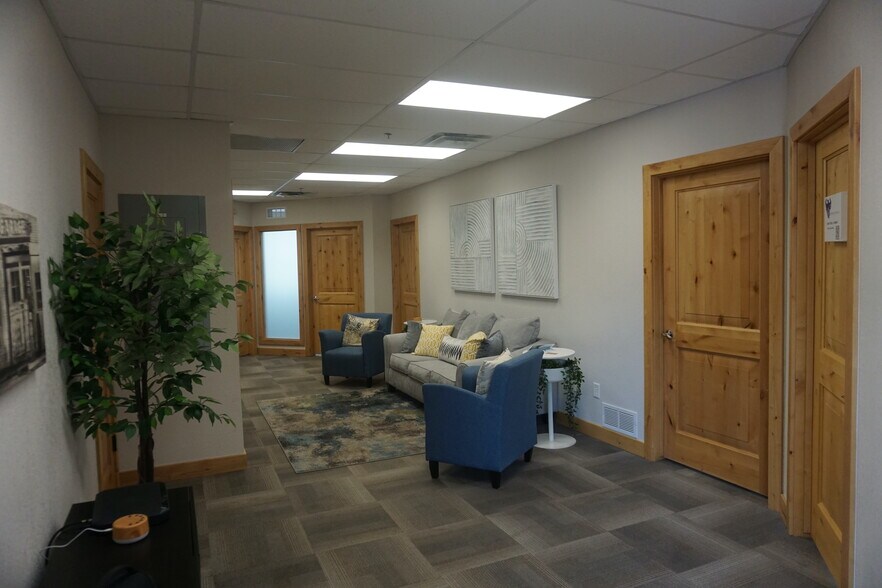 102 E 1st St, Loveland, CO à louer - Photo du bâtiment - Image 3 de 15