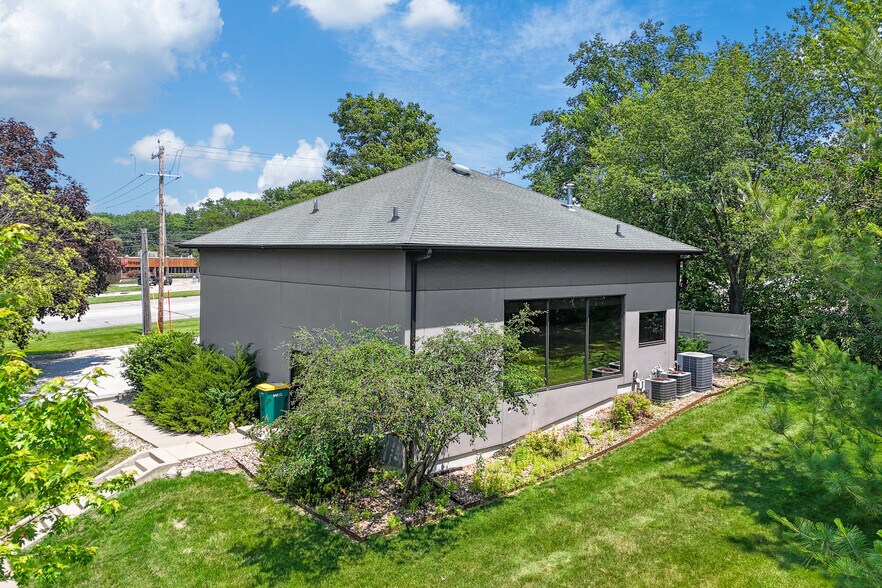 7180 Hickman Rd, Windsor Heights, IA à louer - Photo du bâtiment - Image 3 de 21