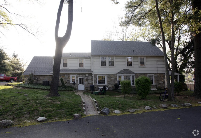 2 Hidden Ln, Abington, PA à vendre - Photo du bâtiment - Image 2 de 10