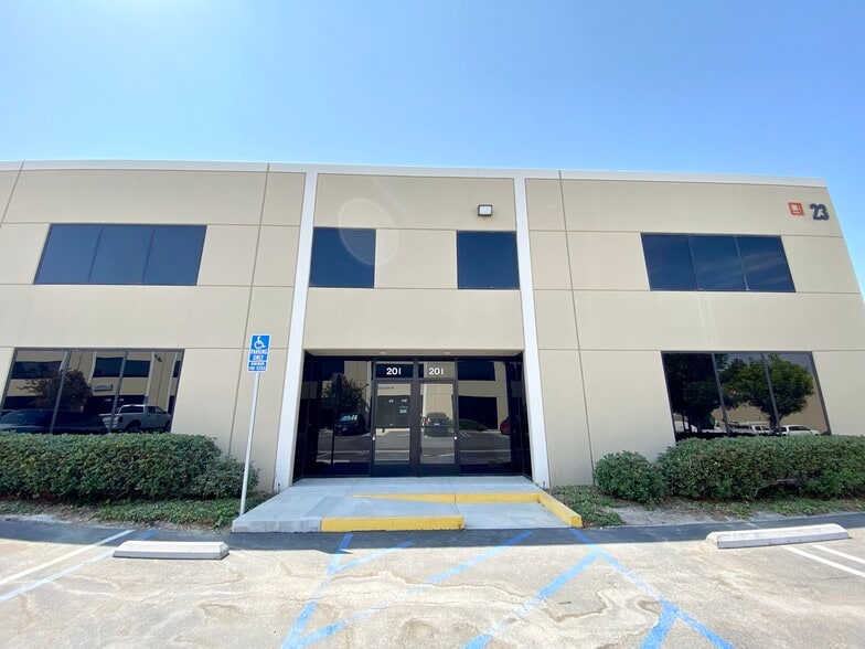 21-29 W Easy St, Simi Valley, CA for lease - Building Photo - Image 2 of 23