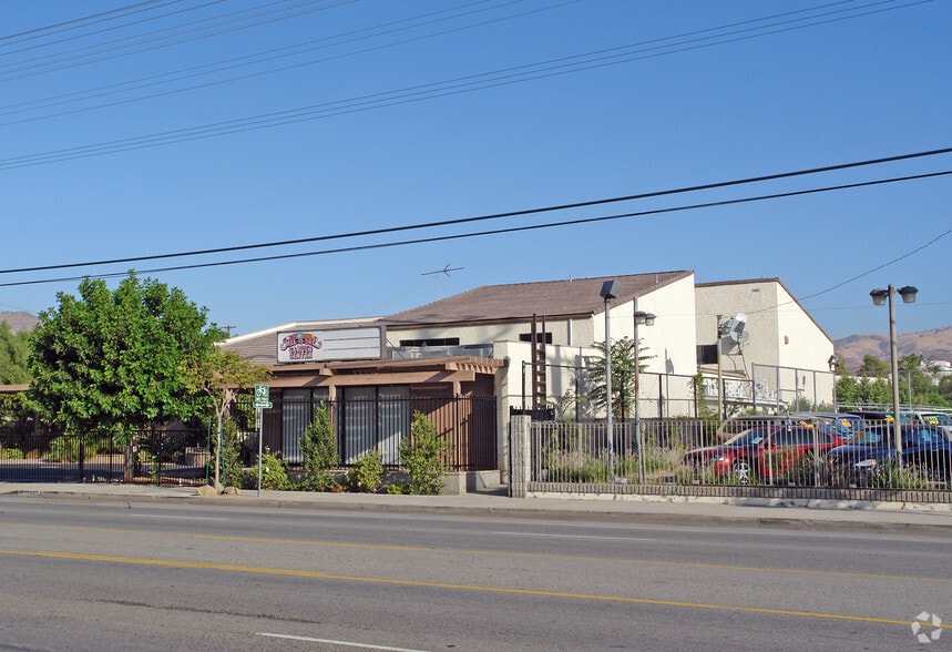 21333 Devonshire St, Chatsworth, CA for lease - Primary Photo - Image 1 of 3