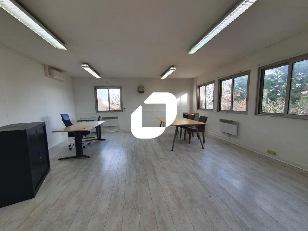 Office in Neuilly-sur-Marne for lease Interior Photo- Image 1 of 7