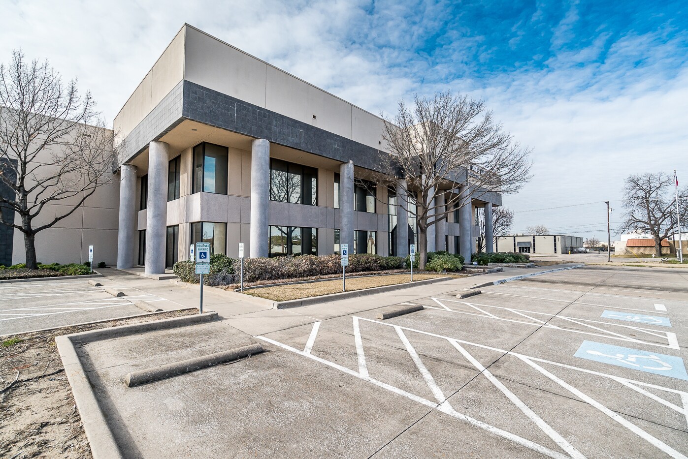 2020 Valley View Ln, Farmers Branch, TX à louer Photo du bâtiment- Image 1 de 3