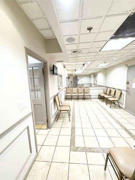 8708 Justice Ave, Elmhurst, NY à vendre - Photo du bâtiment - Image 2 de 16