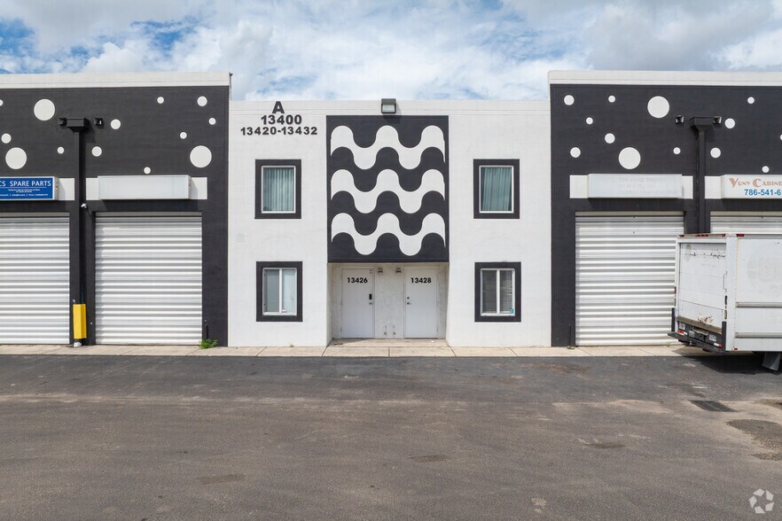 13420-13432 NW 38th Ct, Opa Locka, FL à louer - Photo du bâtiment - Image 3 de 22