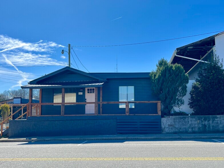 943 Highway 64 Business, Hayesville, NC à vendre - Photo du bâtiment - Image 2 de 21