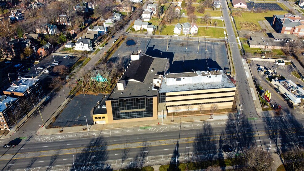 8701-8735 E Jefferson Ave, Detroit, MI à vendre - Photo du bâtiment - Image 3 de 19