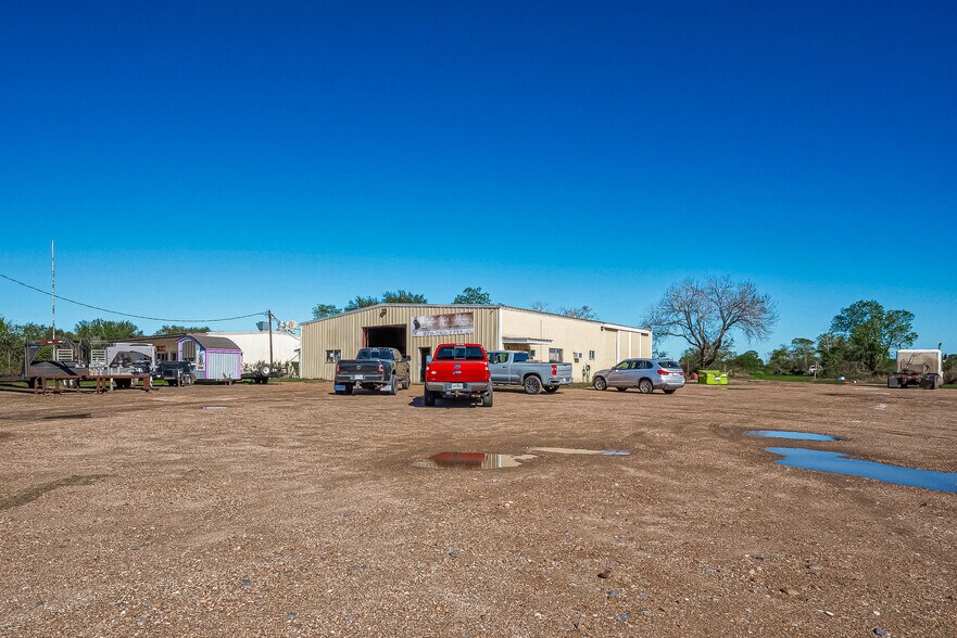 8231 Main St, Needville, TX à vendre - Photo du bâtiment - Image 3 de 38