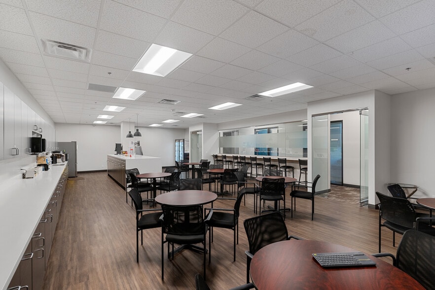 3755 Breakthrough Way, Las Vegas, NV à louer - Photo du bâtiment - Image 3 de 8