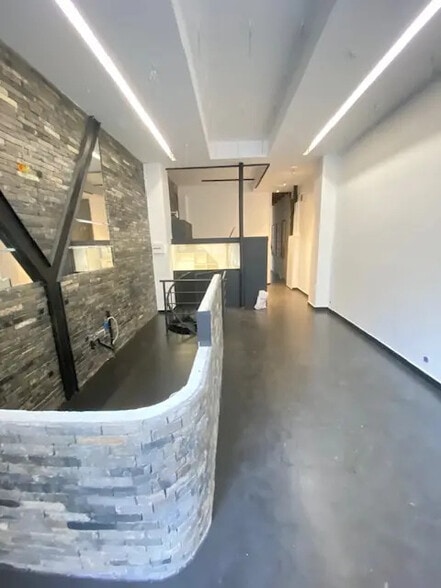 Retail in Paris for sale - Interior Photo - Image 2 of 6