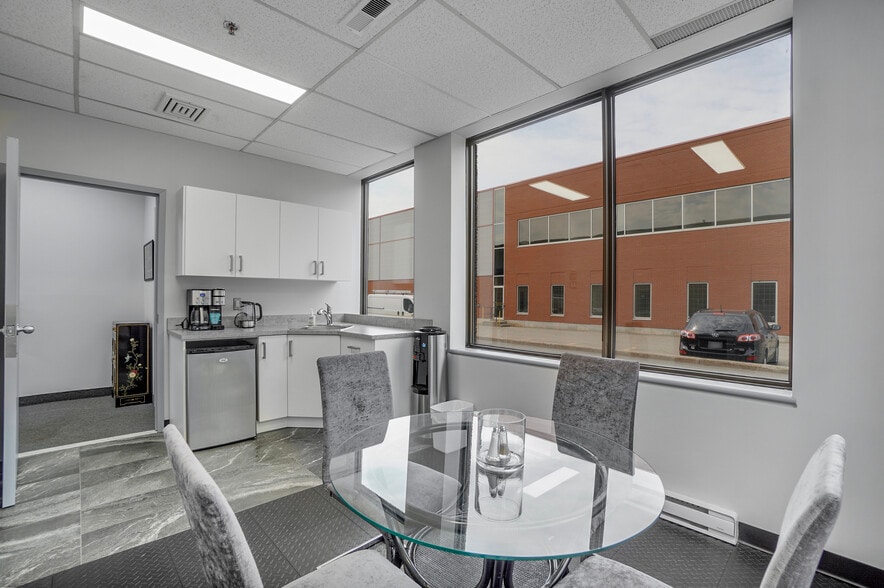 274-278 Av Labrosse, Pointe-claire, QC for lease - Building Photo - Image 3 of 11