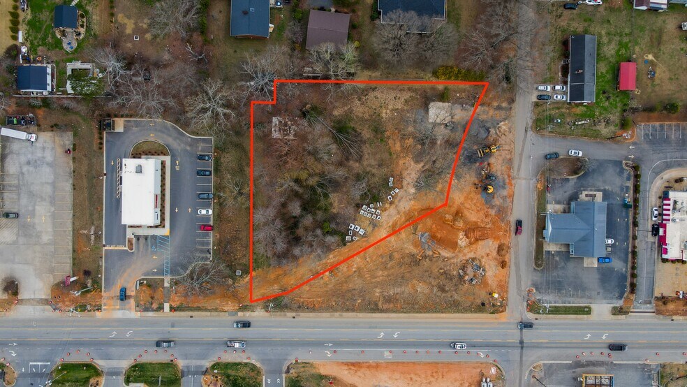 117 E Maple St, Yadkinville, NC à vendre - Photo du bâtiment - Image 2 de 5