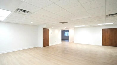 525 Townline Rd, Hauppauge, NY for lease Interior Photo- Image 2 of 4