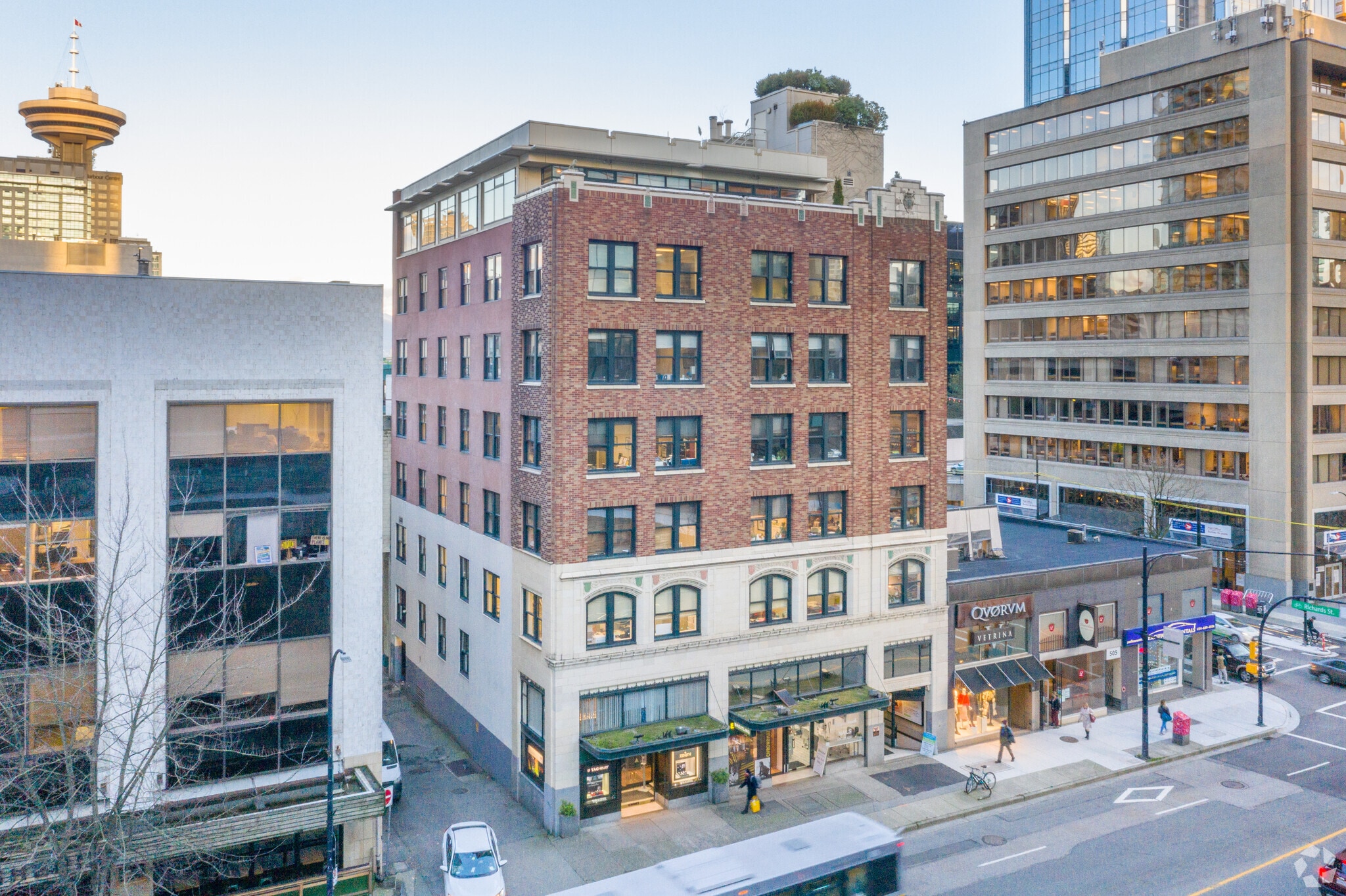 555-565 W Georgia St, Vancouver, BC à louer Photo du bâtiment- Image 1 de 10