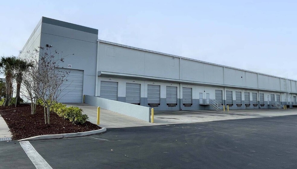 5030-5042 Joanne Kearney Blvd, Tampa, FL à louer - Photo du bâtiment - Image 2 de 3