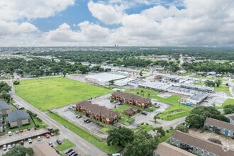 107 Oak Park Dr, Clute, TX - Aerial map view