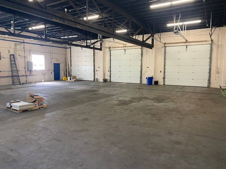 6333 N Teutonia Ave, Milwaukee, WI for lease - Building Photo - Image 3 of 9