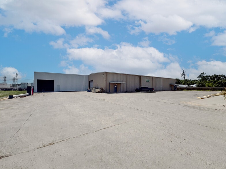 6650 W Bay Rd, Baytown, TX for lease - Building Photo - Image 1 of 3