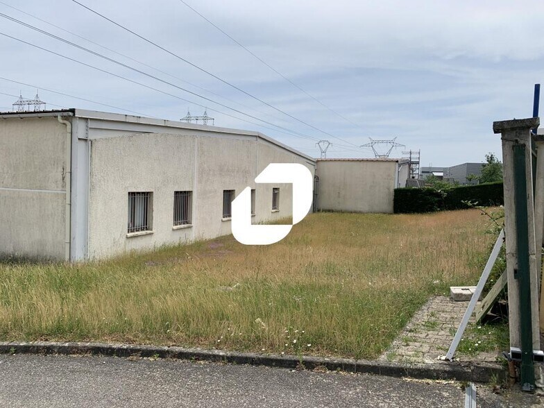 2 Rue Louis Renault, Jonage à louer - Photo du bâtiment - Image 2 de 23