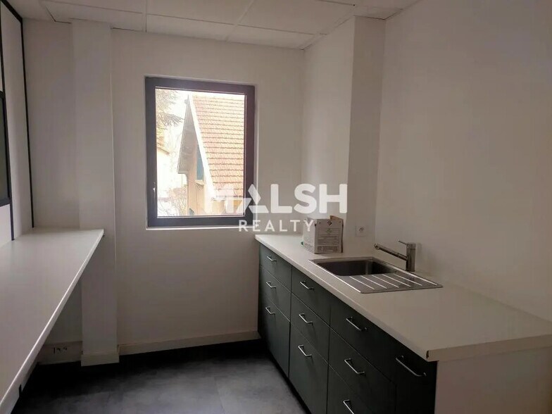 Office in Villeurbanne for lease - Interior Photo - Image 2 of 7