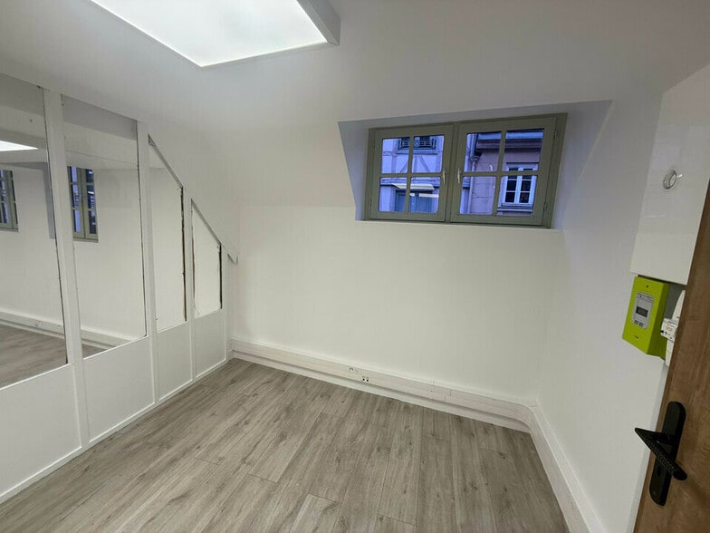 Office in Rouen for lease - Interior Photo - Image 2 of 5