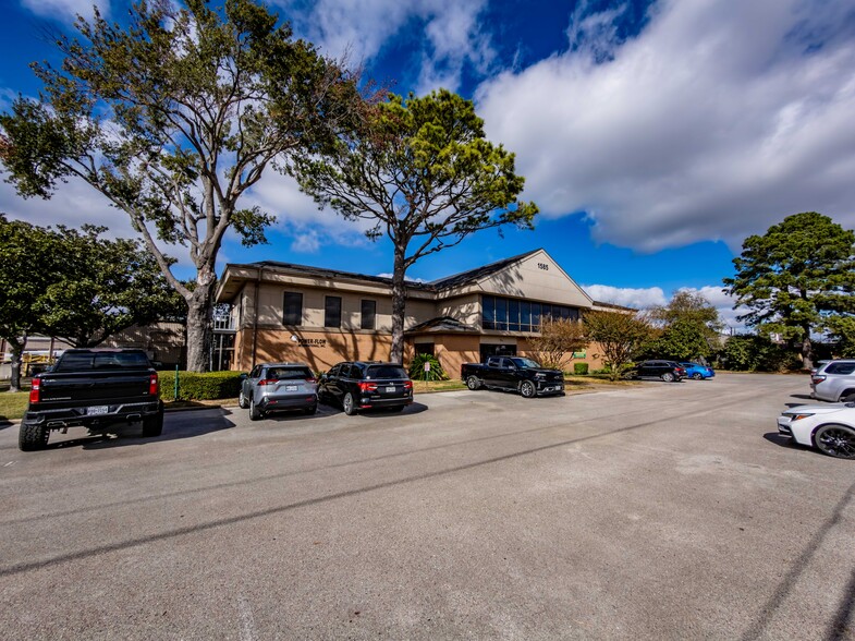 1585 W Sam Houston Pky N, Houston, TX for sale - Building Photo - Image 3 of 8